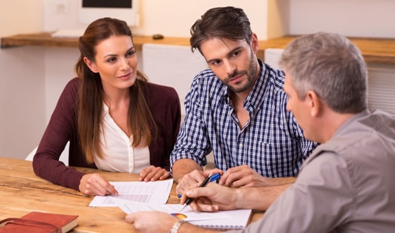 Coppia in un'agenzia di viaggi