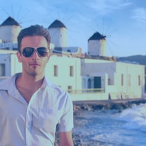 Giovane uomo in una cittadina di mare