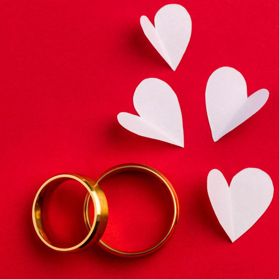 Coppia in riva al mare al tramonto per il loro anniversario