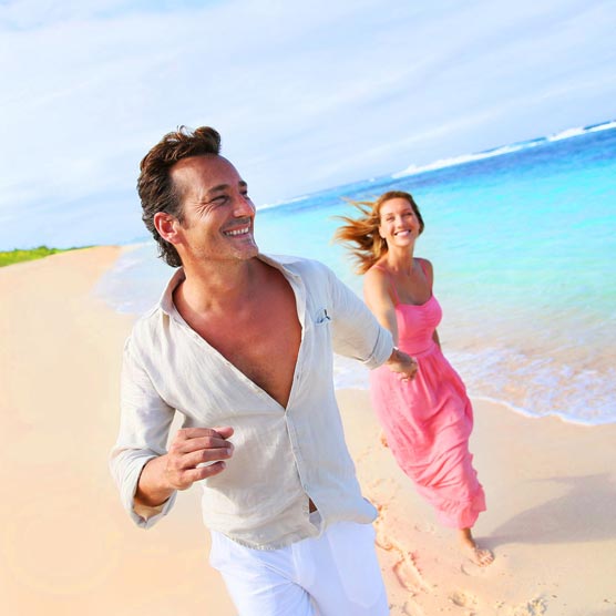 Coppia sulla spiaggia per il loro anniversario