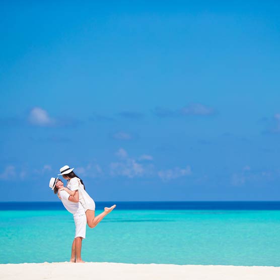 Sposi in Luna di Miele in riva al mare