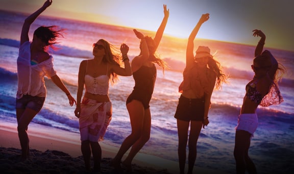 Ragazze ballano sulla spiaggia