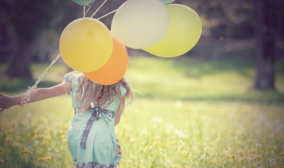Bambina con palloncini