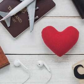 Passaporto, aeroplanino di plastica, cuore di gomma e altri oggetti