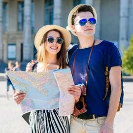 Giovane coppia di turisti