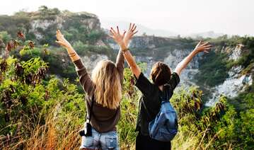 Ragazze esultano guardando un panorama