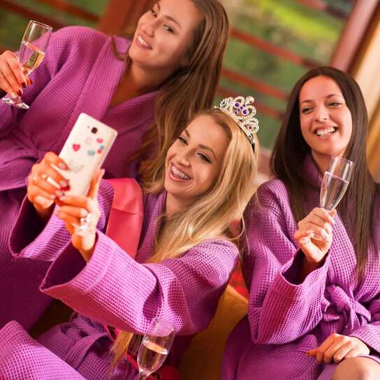 Amiche festeggiano addio al nubilato