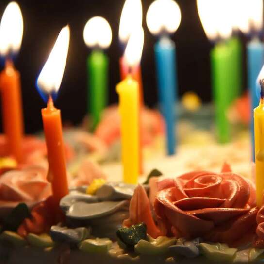 Ragazza festeggia compleanno con torta