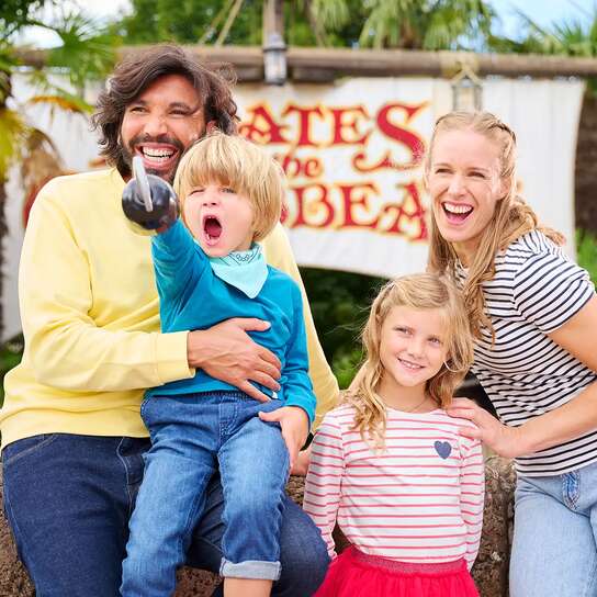 Famiglia sorridente davanti al galeone dei pirati